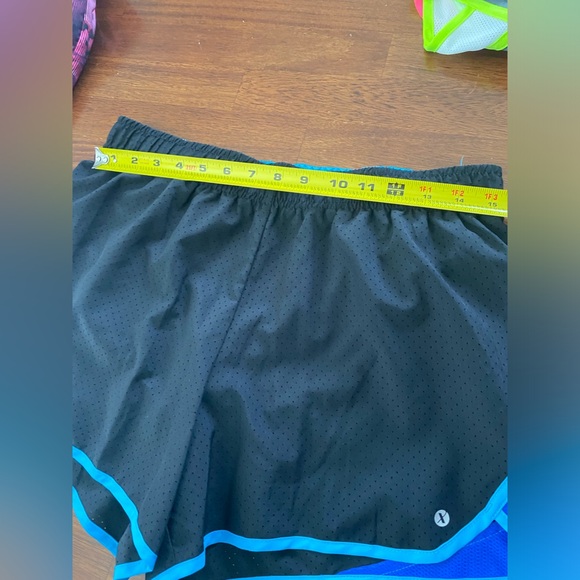 Womens Xersion shorts, size medium - Picture 3 of 6
